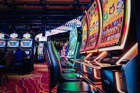 Antarmuka permainan Teen Patti di kapaljudi menampilkan meja dealer dengan tiga kartu di tangan pemain